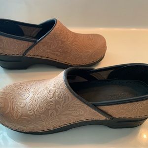Bjork shoes | Swedish comfort | brown tooled floral clog mu|e | Size 9 Eur 39-40